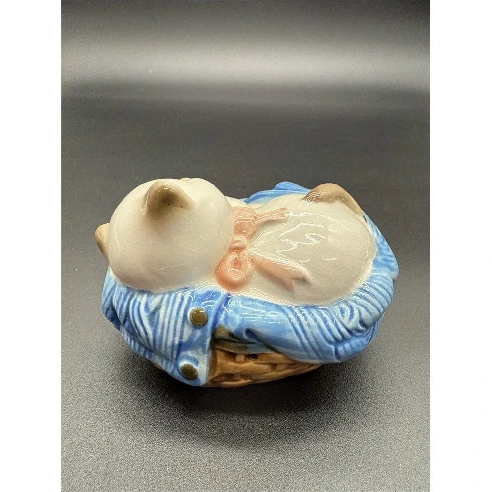 1983 AVON Ceramic Sleeping Siamese Kitty Cat in Basket potpourri Holder Figurine